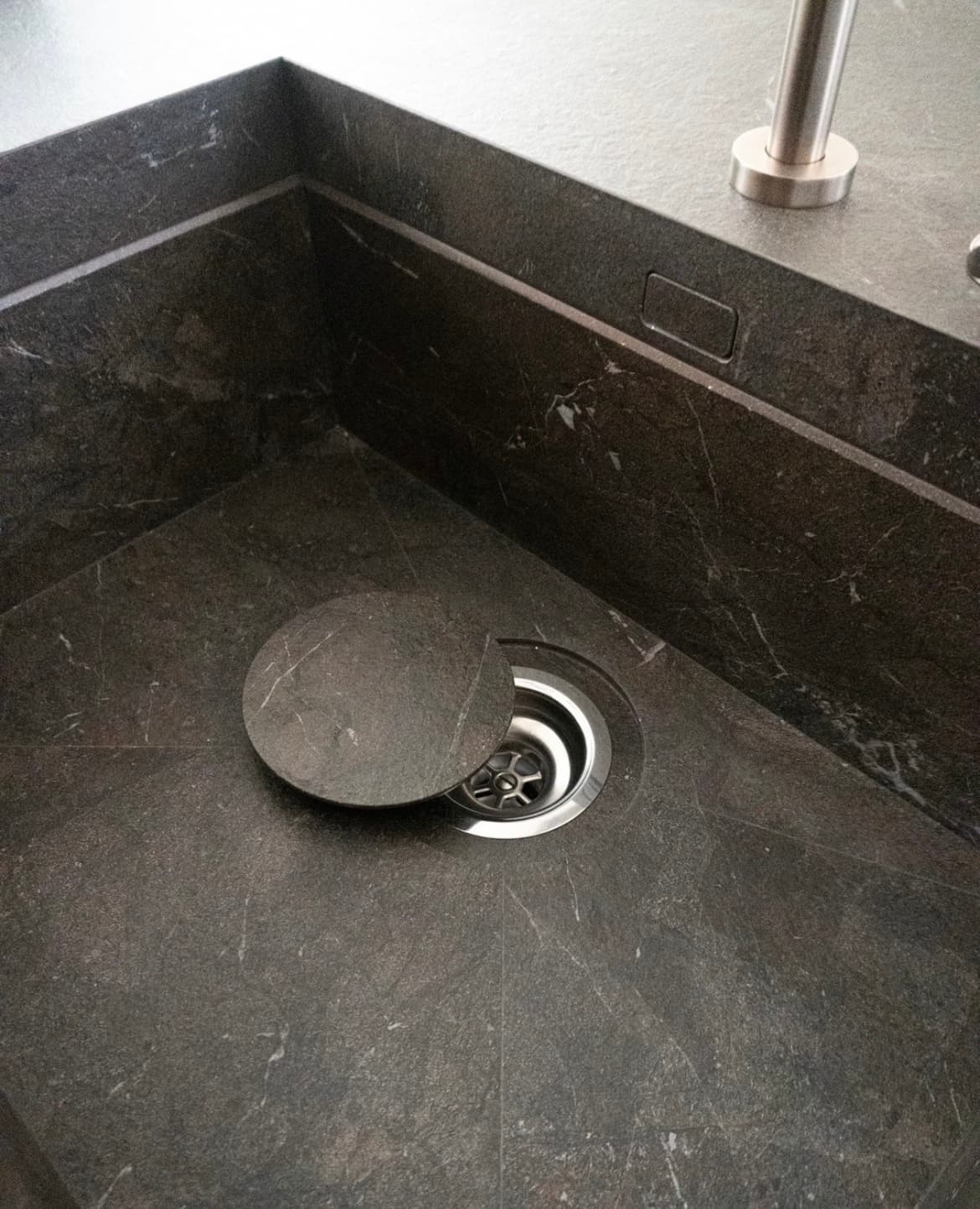 Lavabo de porcelánico premium en espacio arquitectónico