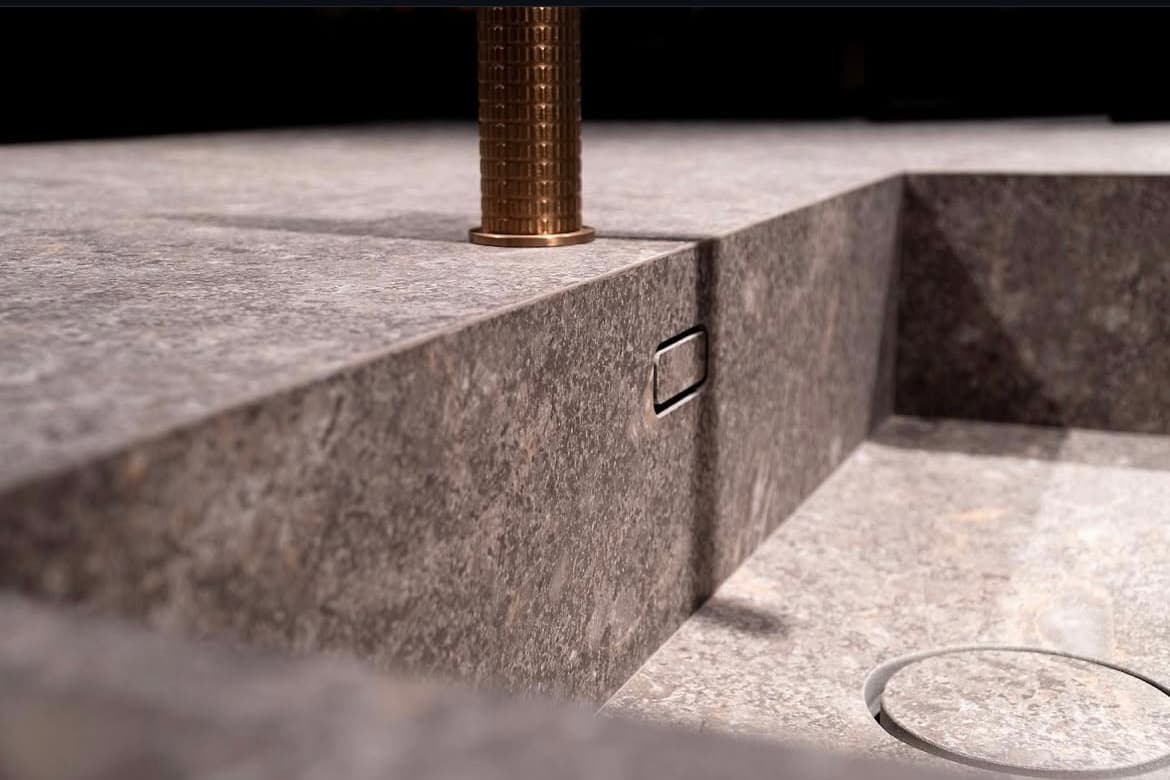 Elegant porcelain sink with refined craftsmanship